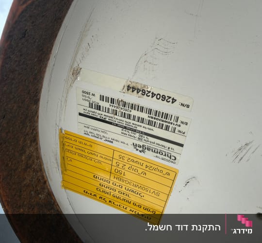 מדבקה על דוד שמש עם פרטים טכניים